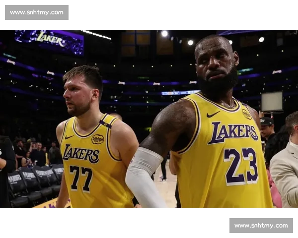 从录像回放看湖人对阵热火第一场的关键转折与战术博弈解析